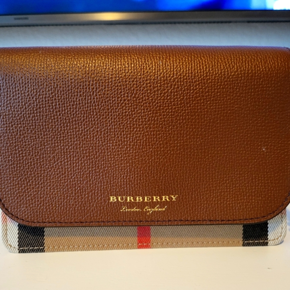 Burberry Hampshire wallet on chain